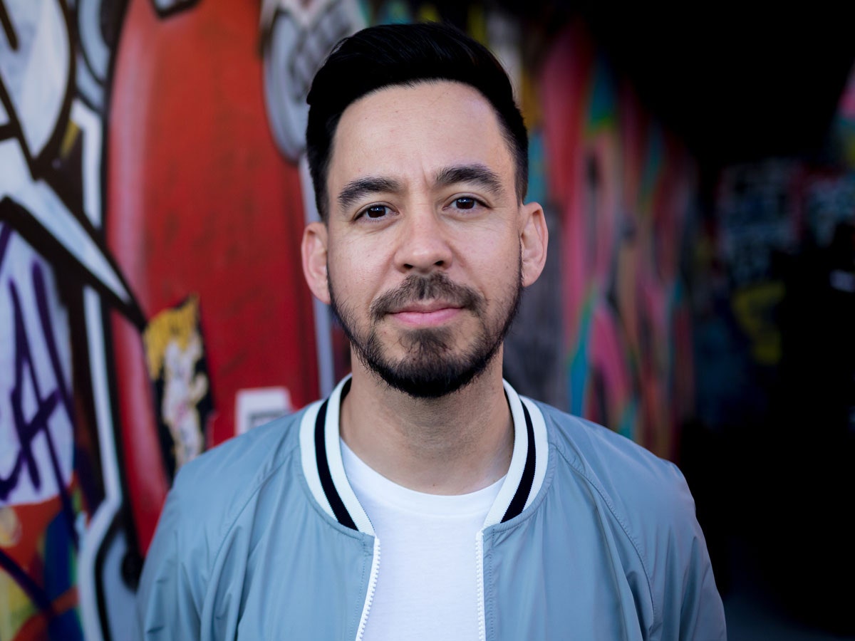 Mike Shinoda de Linkin Park, afirmó que aún hay canciones con Chester Bennington sin publicar. Cusica Plus.