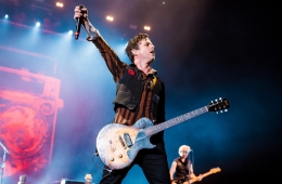 Billie Joe Armstrong de Green Day, realiza cover del tema protesta de John Lennon. Cusica Plus.
