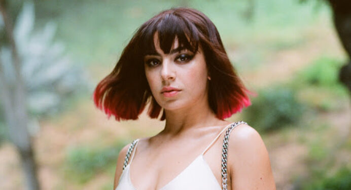 Charli XCX anuncia nuevo documental sobre su disco hecho en cuarentena