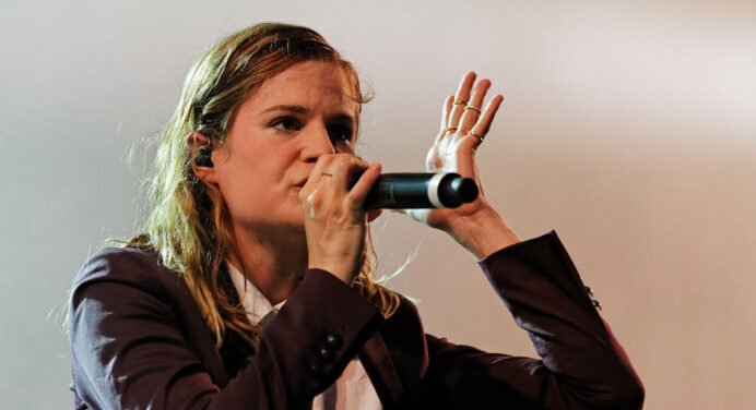Christine & the Queens realizó cover de ‘Blinding Lights’ de The Weeknd