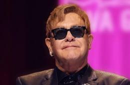 Reino Unido le otorga a Elton John su propia moneda oficial. Cusica Plus.
