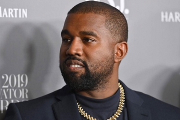 Kanye West estrena canción en Twitter, junto a su madre. Cusica Plus.