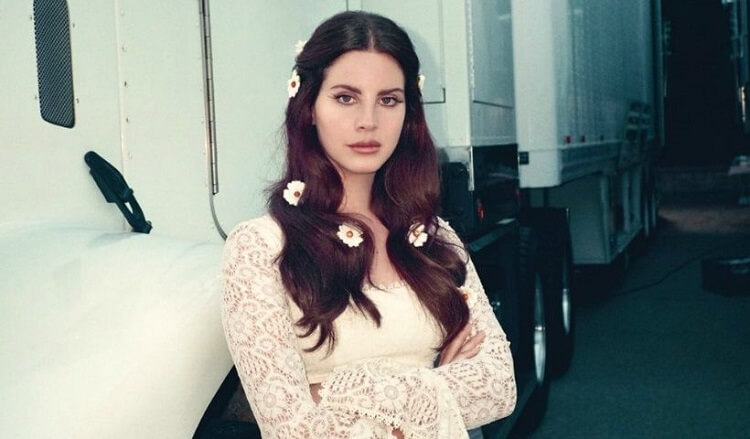 ‘Violet Bent Backwards Over the Grass’: nuevo libro de Lana Del Rey