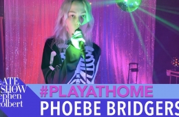 Ve la presentación en vivo de Phoebe Bridgers en el Late Show de Stephen Colbert. Cusica Plus.