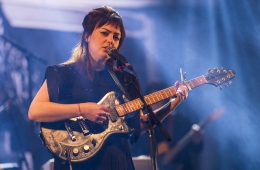 Angel Olsen estrenó su nuevo sencillo ‘Waving, Smiling’. Cusica Plus.