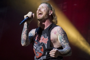 Corey Taylor de Slipknot, comparte su nuevo tema solista ‘Black Eyes Blue. Cusica Plus.