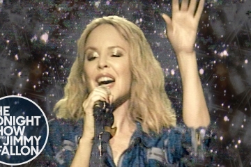 Kylie Minogue anuncia fecha de su próximo disco y se presenta en el show de Jimmy Fallon. Cusica Plus.