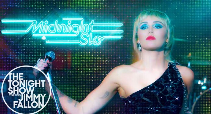 Miley Cyrus cantó ‘Midnight Sky’ en el Show de Jimmy Fallon