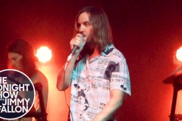Tame Impala se presentó en el show de Jimmy Fallon, para cantar ‘Borderline’. Cusica Plus.