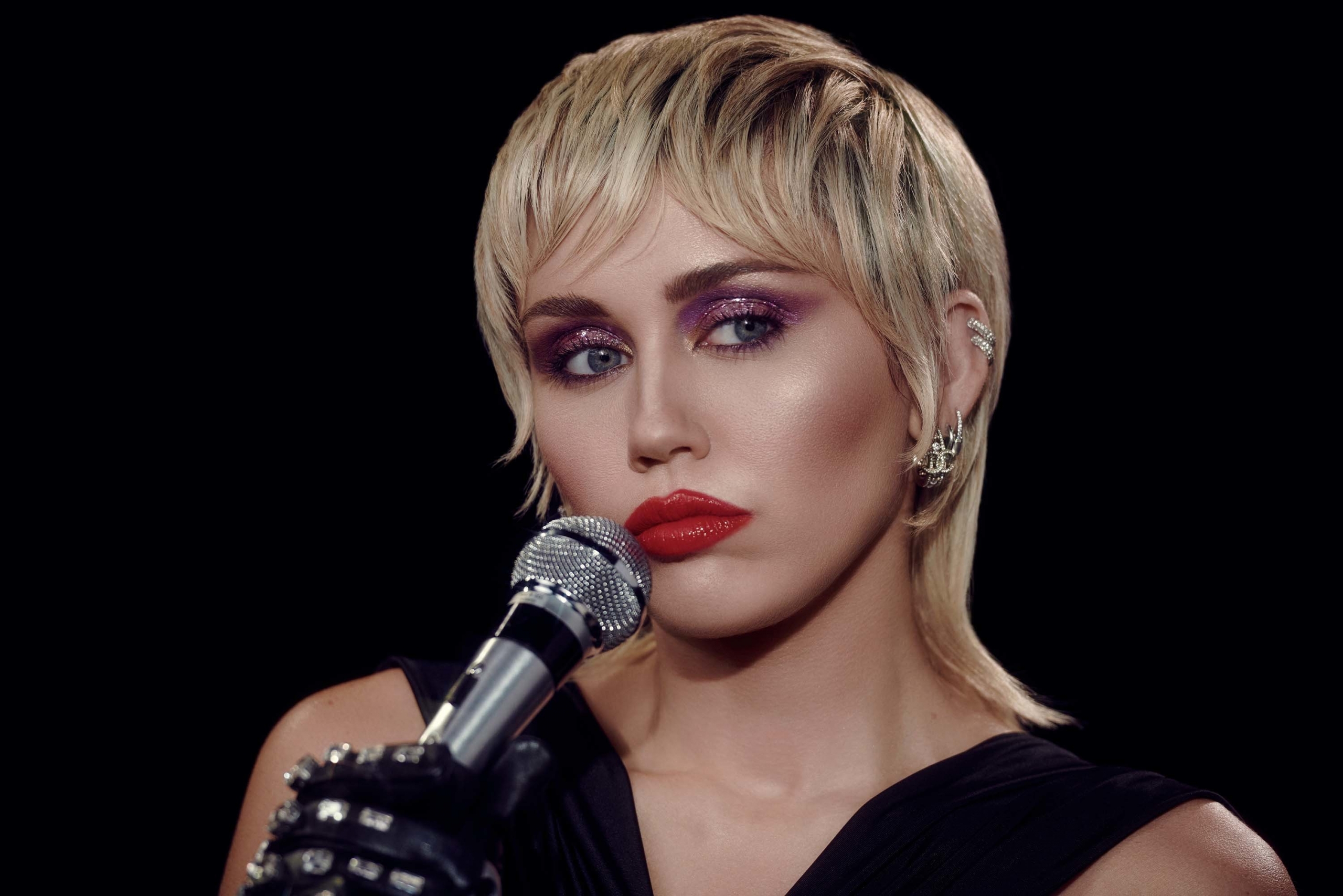 Miley Cyrus versionó a The Cure y Tha Cranberries en el festival #SaveOurStages