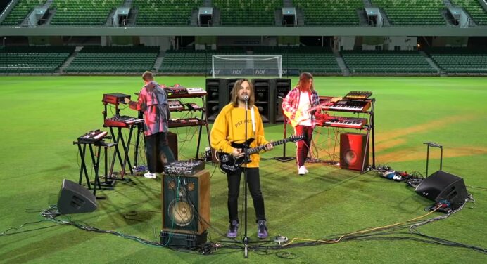 Tame Impala se presenta en la celebración de EA Sports por el lanzamiento de FIFA 21