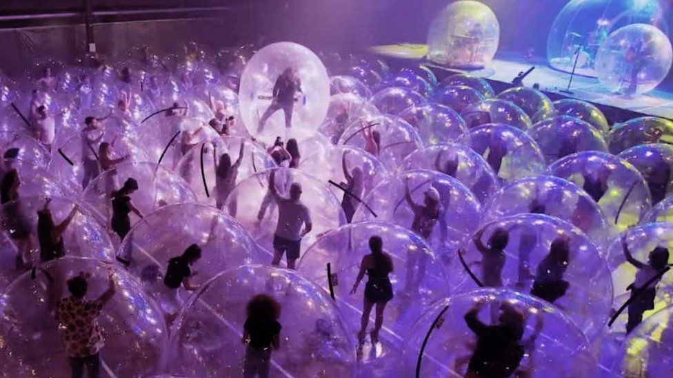 The Flaming Lips realizan el primer concierto de burbujas inflables