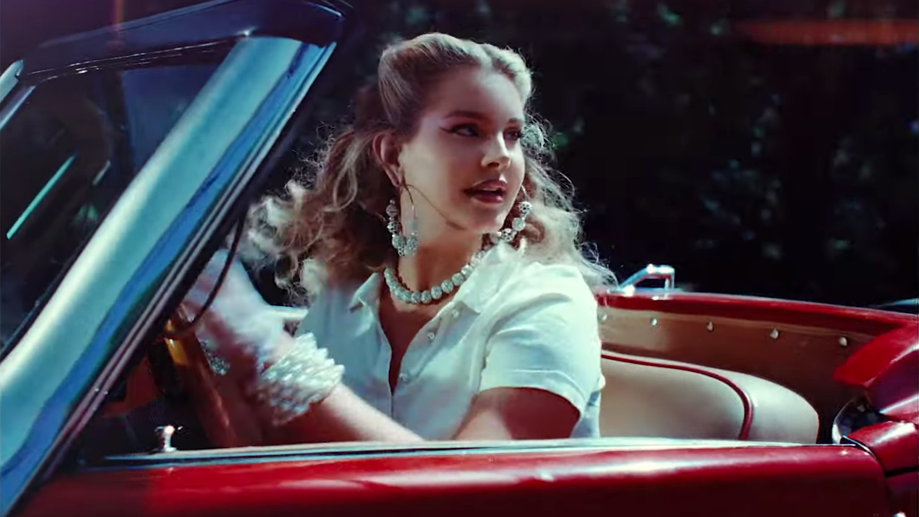 Lana del Rey revela su místico video musical de ‘Chemtrails Over The Country Club’