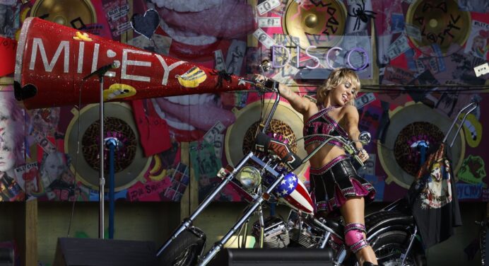 Miley Cyrus subió al escenario con Joan Jett y a Billy Idol para el ‘TikTok Tailgate’ del Super Bowl