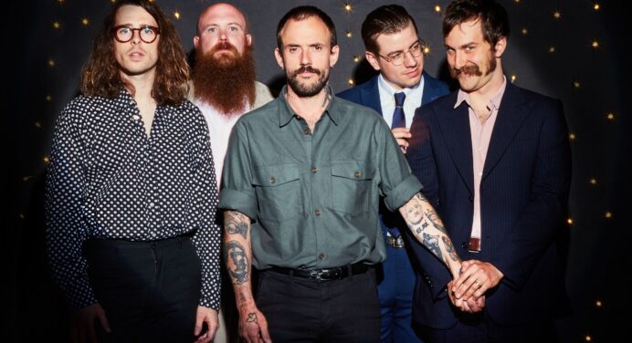 IDLES presenta su versión de ‘Peace Signs’ original de Sharon Van Etten