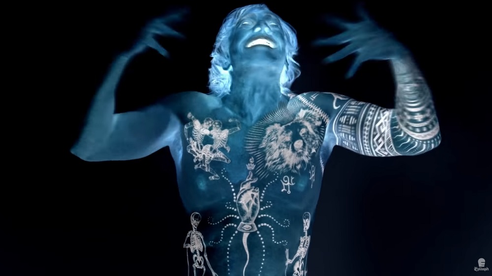 Danny Elfman comparte su nuevo sencillo y videoclip ‘Kick Me’