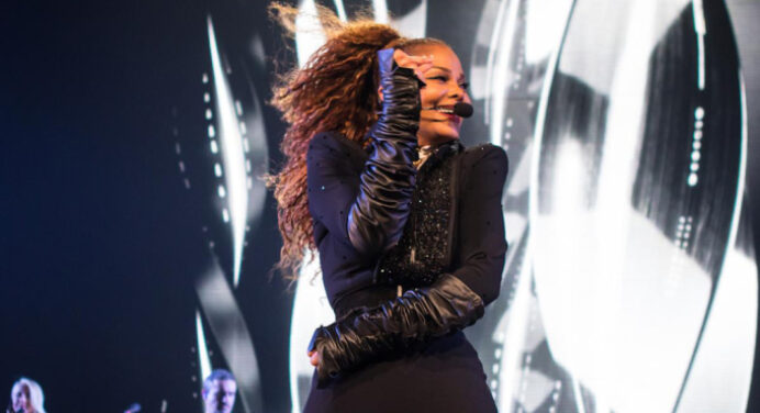 Janet Jackson se encuentra preparando su documental por aniversario de su primer disco