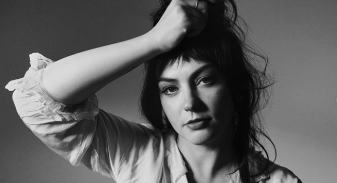 Escucha ‘Alive and Dying’ de Angel Olsen