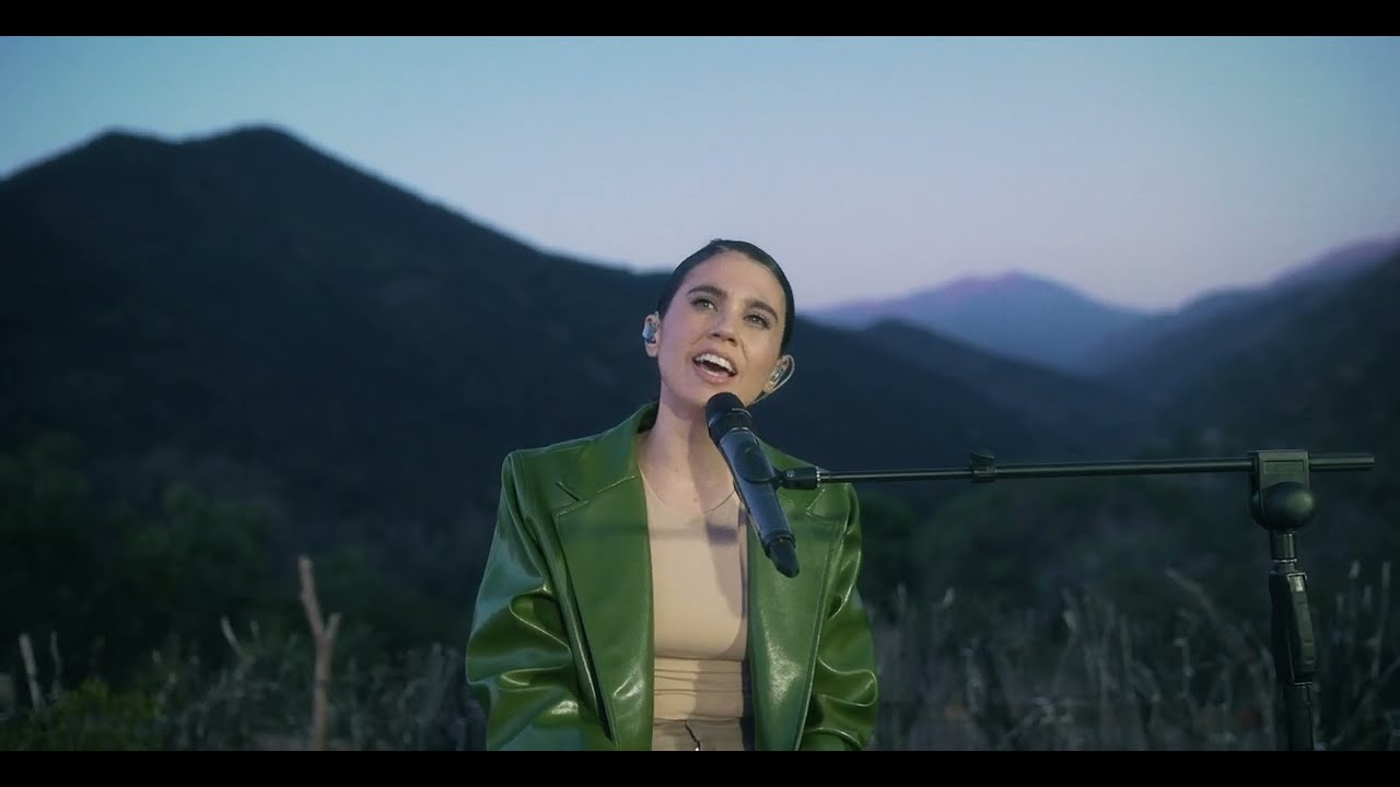 Javiera Mena interpreta ‘Dos’ en formato acústico y en la montaña