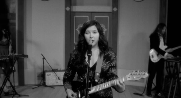 Lucy Dacus interpreta ‘Brando’ en Jimmy Kimmel Live!