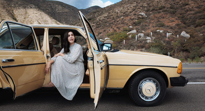 Karla Bañales presenta su lado folk-californiano en ‘Esta vez’