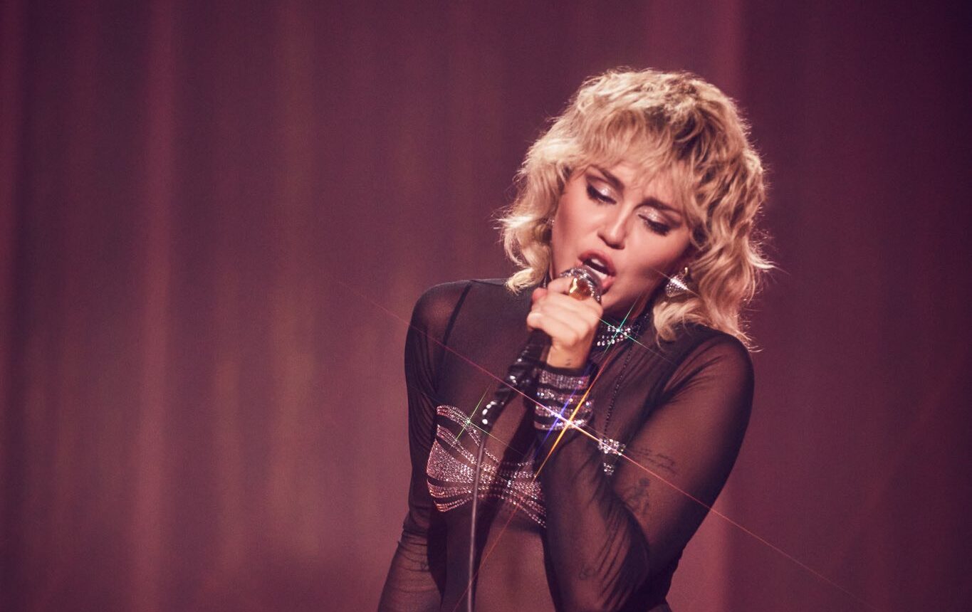 Miley Cyrus presenta su cover de Metallica con ‘Nothing Else Matters’ para el 30° aniversario de ‘The Black Album’