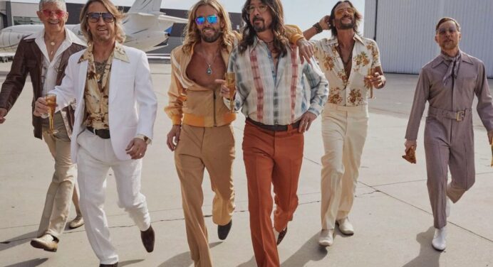 Foo Fighters estrenó su álbum ‘Hail Satin’ como los Dee Gees