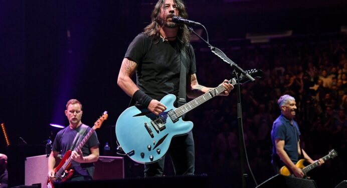 Foo Fighters presentan un cover de ‘You Should Be Dancing’ para su nuevo proyecto de ‘Los Dee Gees’