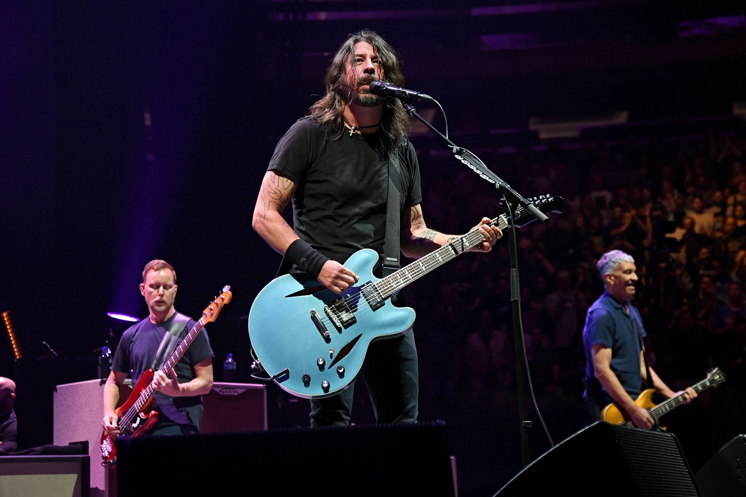 Foo Fighters presentan un cover de ‘You Should Be Dancing’ para su nuevo proyecto de ‘Los Dee Gees’
