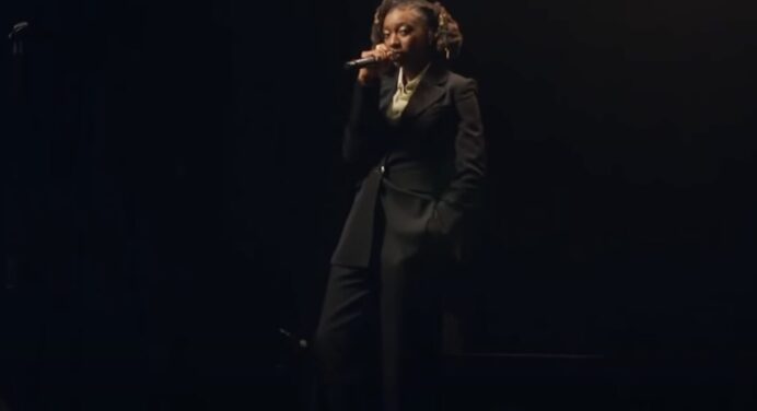 Little Simz debuta con su nuevo tema ‘Woman’ en The Tonight Show con Jimmy Fallon