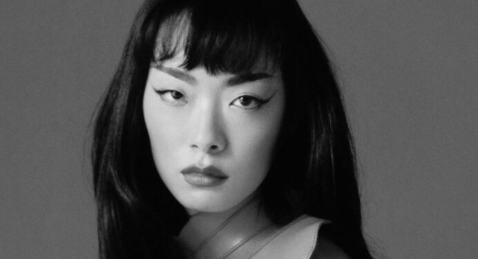 Rina Sawayama presenta su versión de ‘Enter Sandman’ para ‘The Metallica Blacklist’