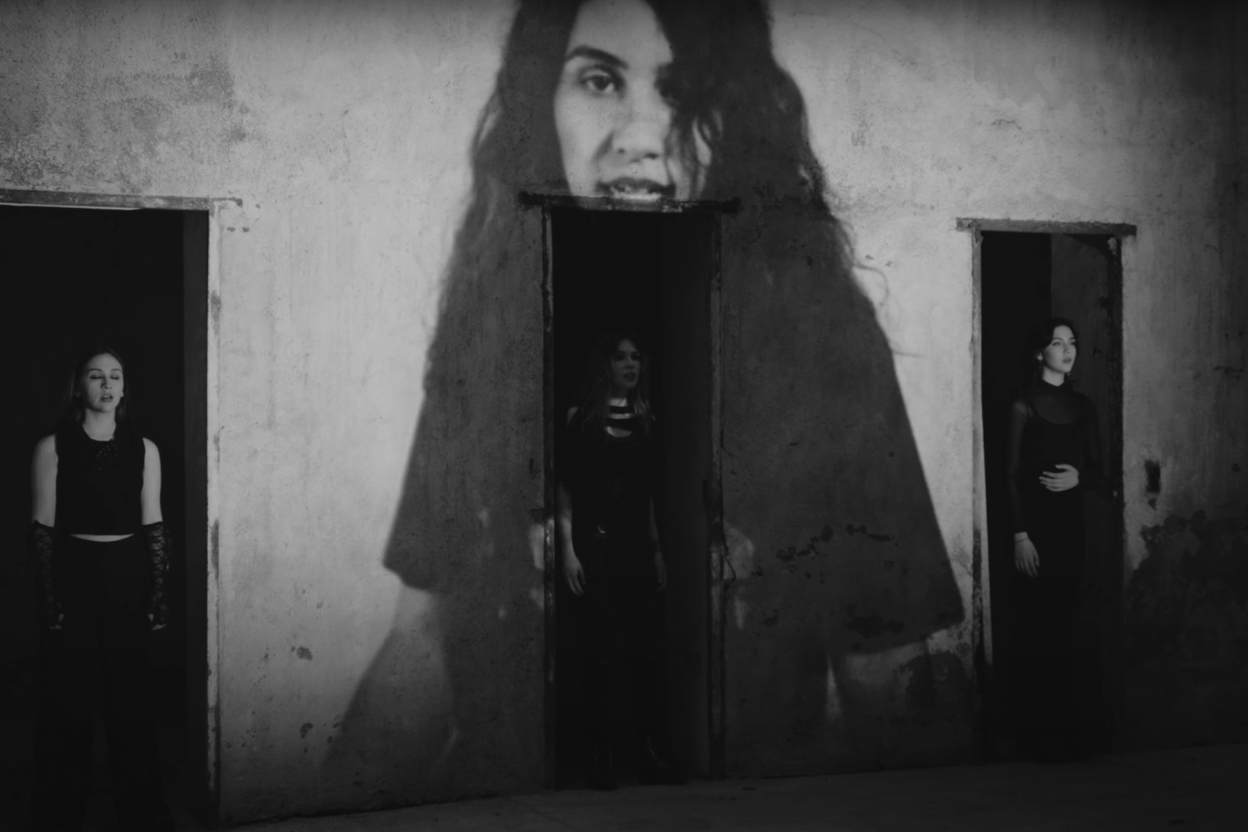 Mira a Alessia Cara con The Warning en nuevo video de ‘Enter Sandman’