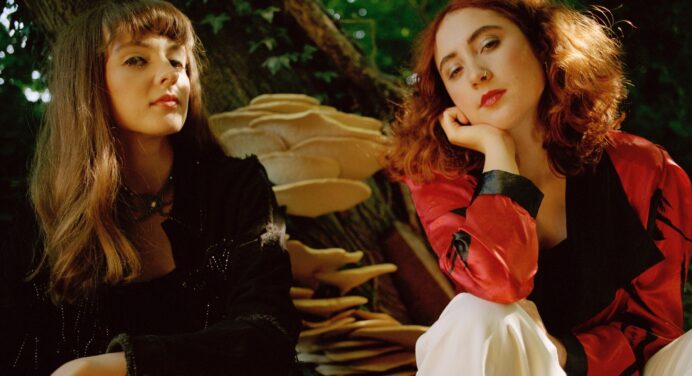 Let’s Eat Grandma comparte ‘Hall Of Mirrors’
