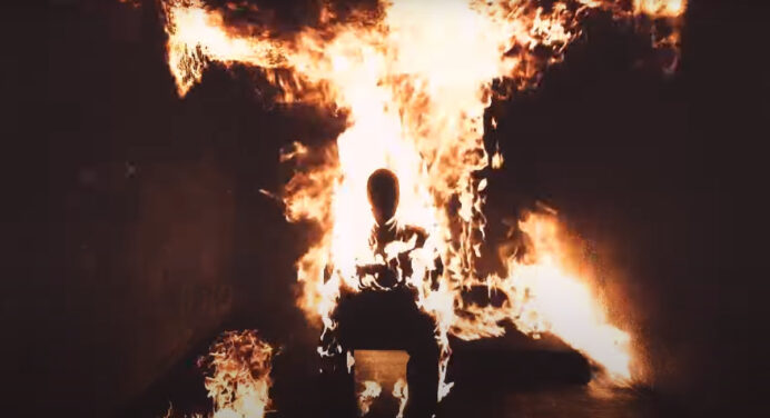 Kanye West arde en fuego para su video de ‘Come To Life’