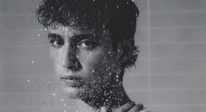 Troye Sivan muestra sensualidad en ‘Angel Baby’