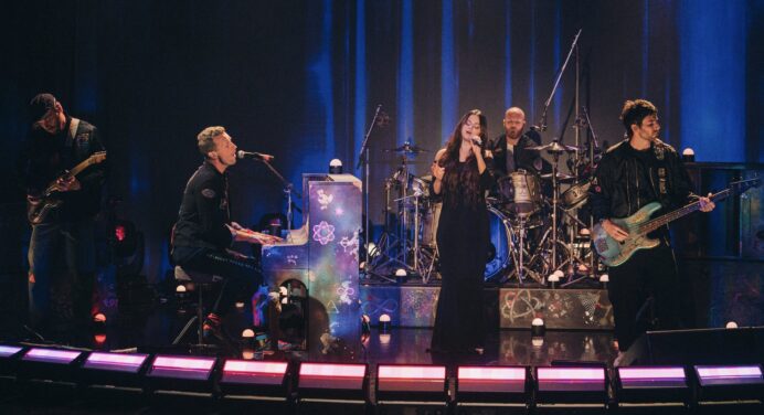 Coldplay y Selena Gomez llevaron su colaboración ‘Let Somebody Go’ a The Late Late Show