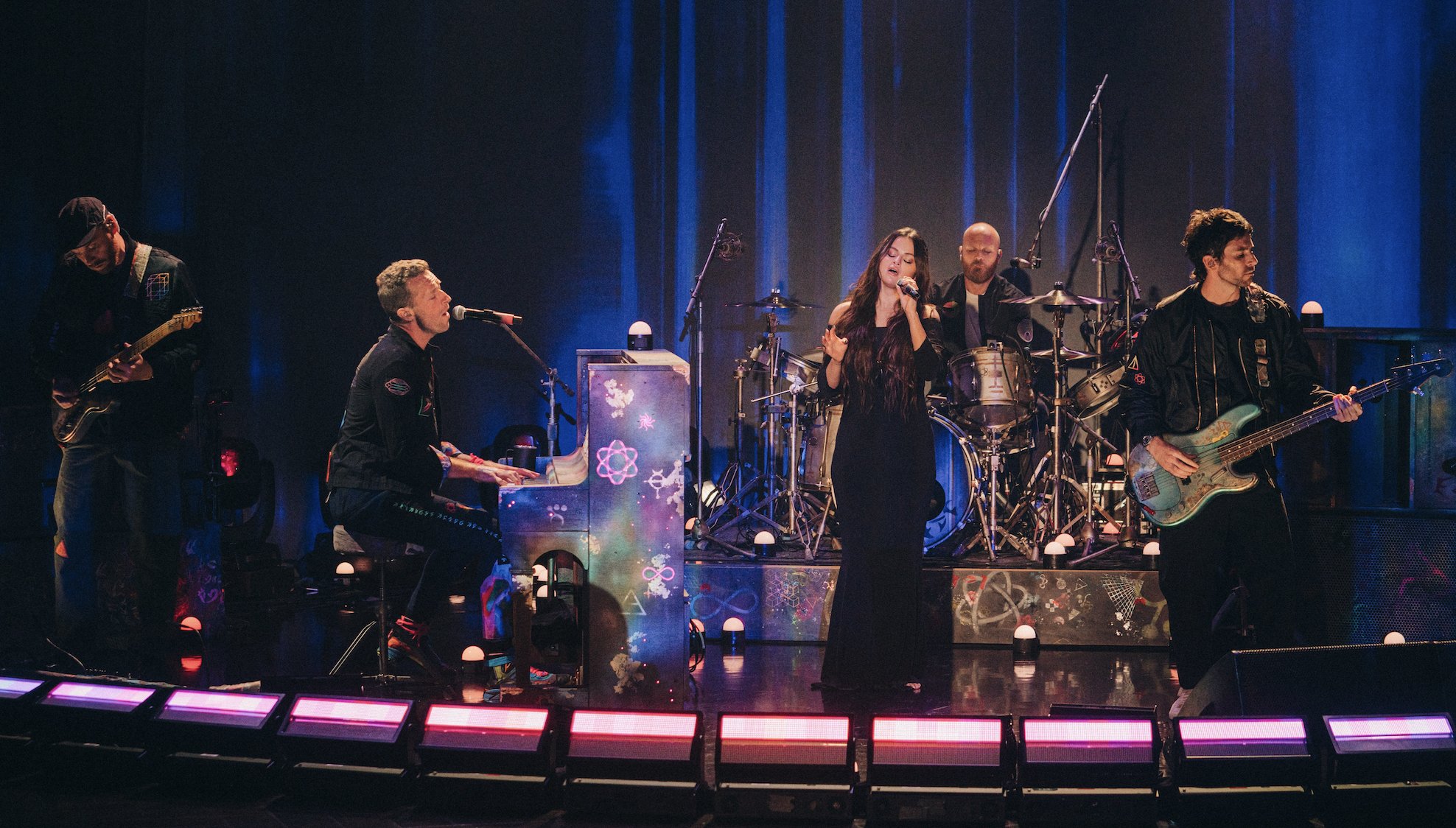 Coldplay y Selena Gomez llevaron su colaboración ‘Let Somebody Go’ a The Late Late Show