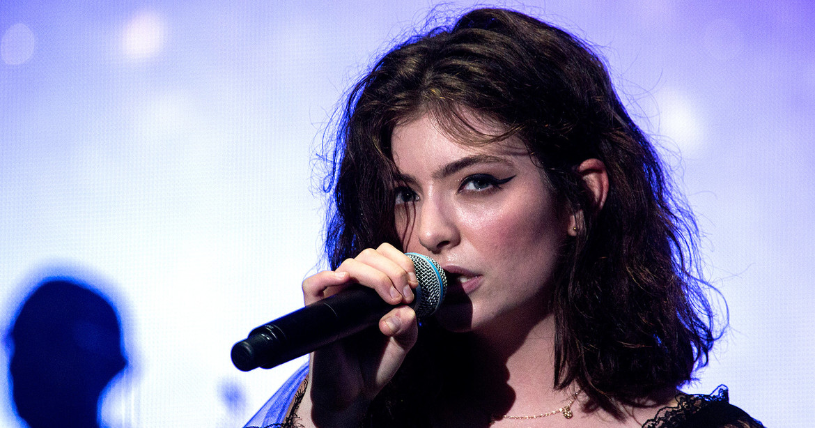 Lorde revela dos nuevos sencillos: ‘Helen of Troy’ y ‘Hold No Grudge’