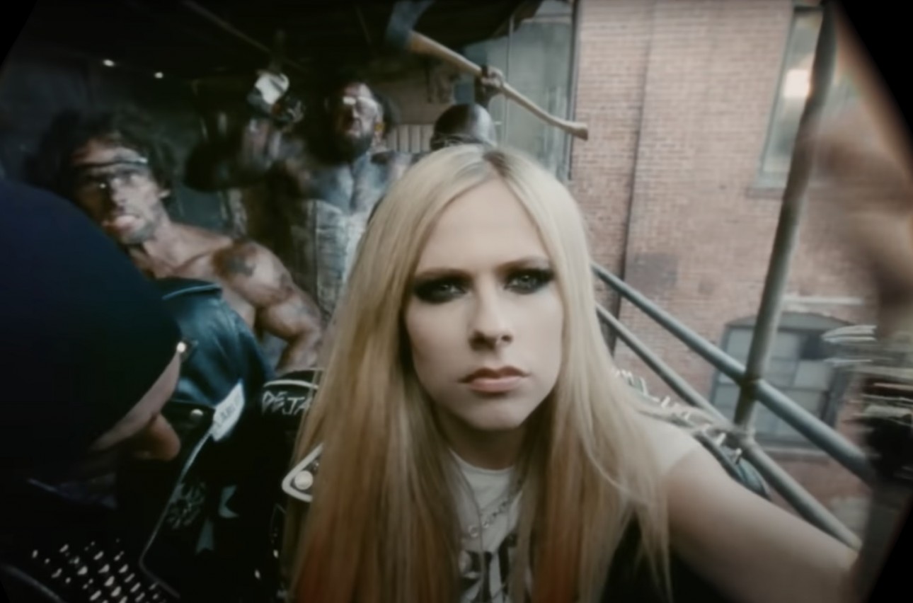 Avril Lavigne anuncia la llegada de su nuevo álbum ‘LOVE SUX’