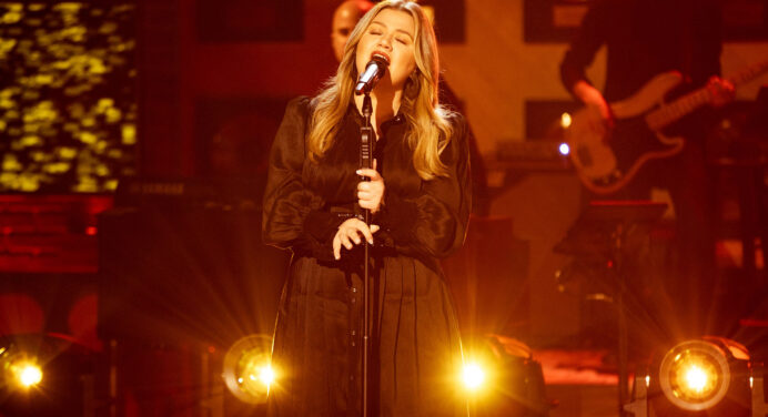 Kelly Clarkson presentó su cover de ‘The End Of The World’ de Sharon Van Etten