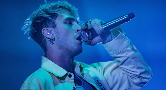 Escucha a Machine Gun Kelly cantar ‘Swim Good’ de Frank Ocean