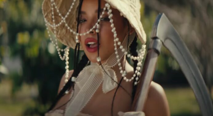 Tinashe comparte el video oficial de ‘Naturally’