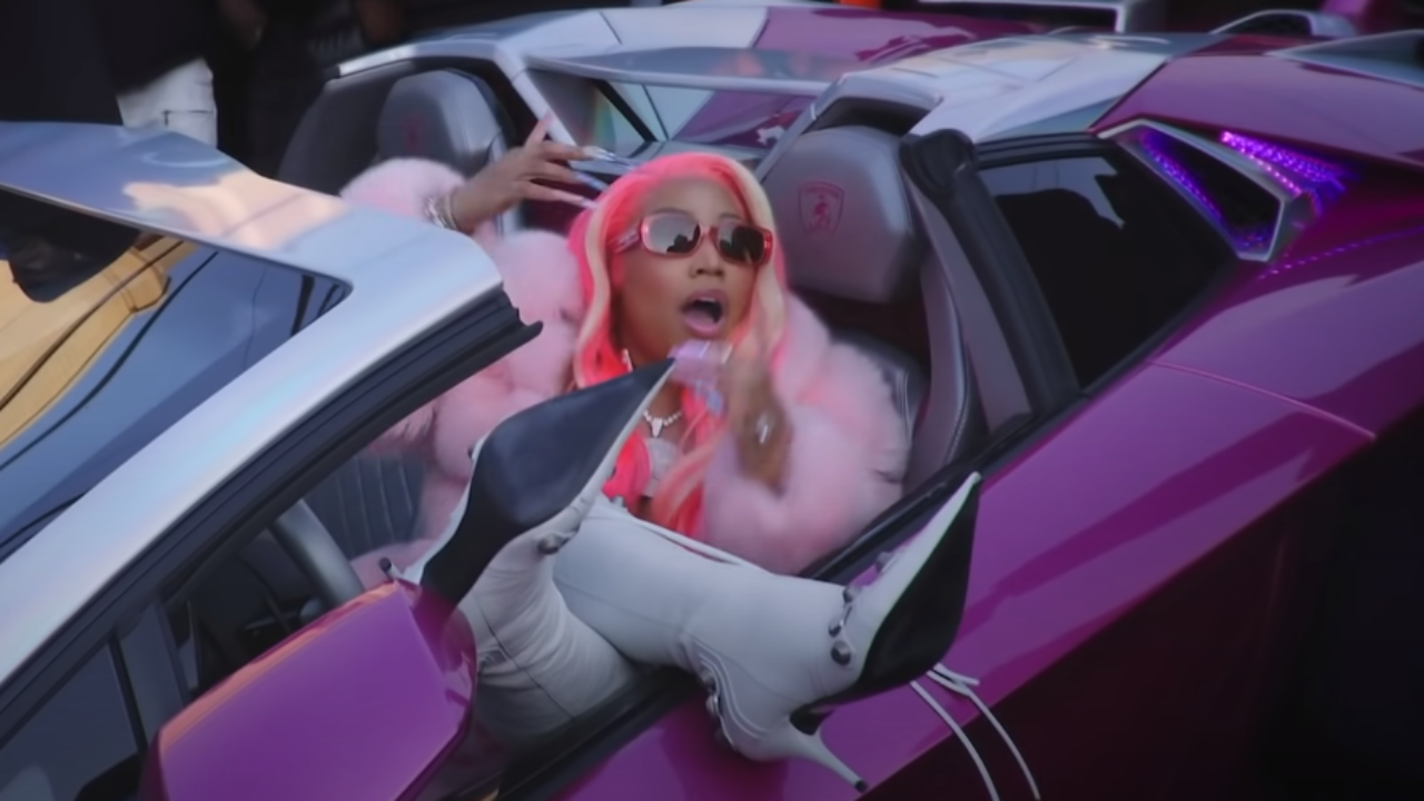 Nicki Minaj maneja por las vías de NY junto a Fivio Foreign en 'We Go Up' |  CusicaPlus