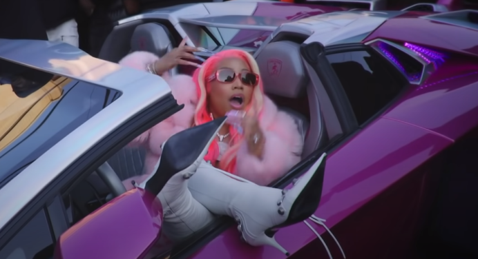 Nicki Minaj maneja por las vías de NY junto a Fivio Foreign en ‘We Go Up’