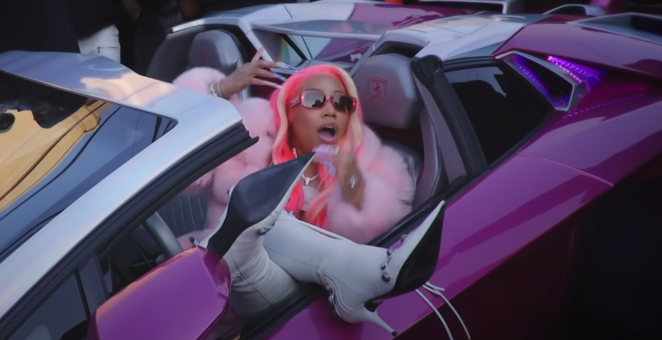 Nicki Minaj maneja por las vías de NY junto a Fivio Foreign en ‘We Go Up’
