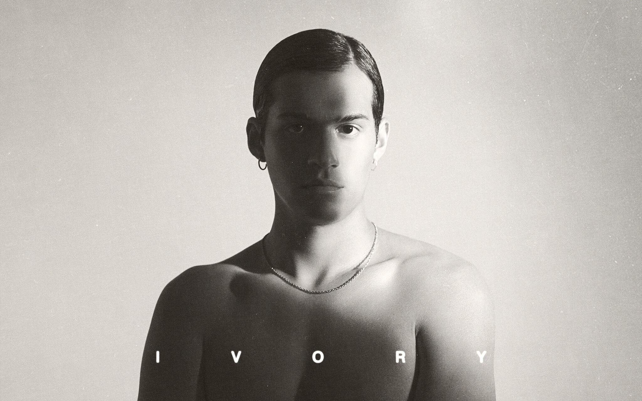 Omar Apollo presenta su disco ‘Ivory’