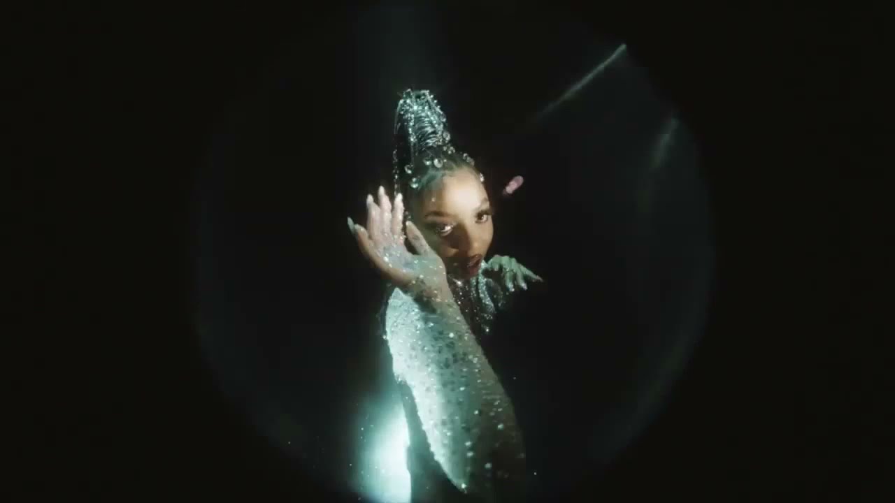 Chlöe regresa con el nuevo sencillo y video musical de ‘Treat Me’