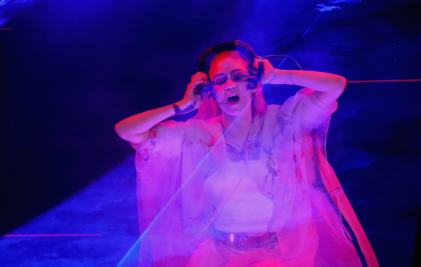 Grimes reveló el single inédito ‘Welcome To The Opera’ en su presentación del Electric Daisy Carnival