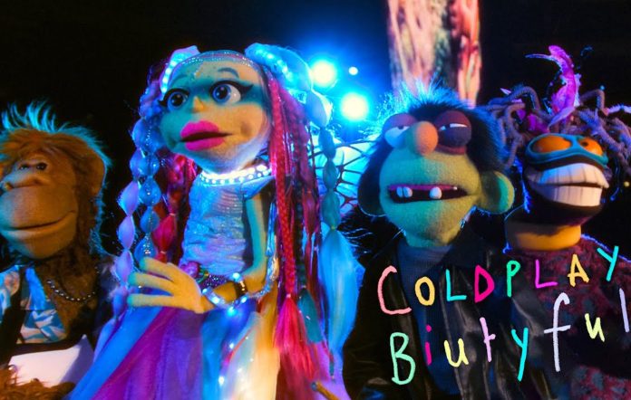 Coldplay comparte video para ‘Biutyful’ junto a The Weirdos