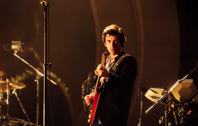 Arctic Monkeys Comparte ‘There’d Better Be A Mirrorball’